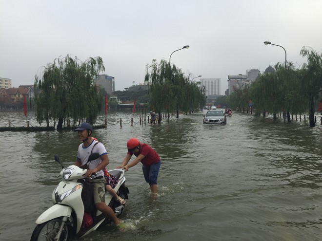 Mưa lớn ở Hà Nội vượt ngưỡng trung bình cả tháng 5 